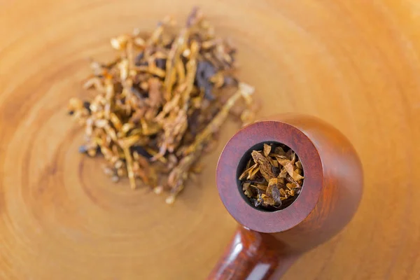 Clásico pipa aromática mezclada llena de tabaco con sabor a vainilla — Foto de Stock