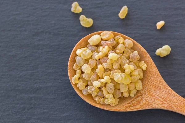 Wooden spoon of Aromatic yellow resin gum from Sudanese Frankincense tree — Stock Photo, Image