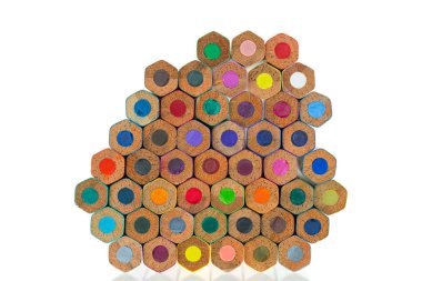 Beyaz renkli renkli kalemler popo ucunda yığını kapat