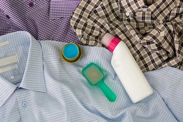 Flüssiges Waschmittel, blaues Weichspülmittel, Fleckenentferner vorwaschen — Stockfoto