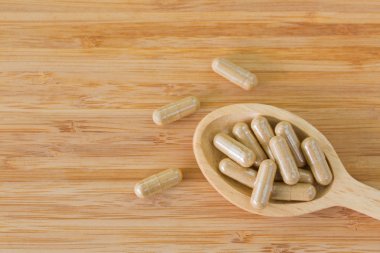 Tahta kaşık tam açık kapsül, homeopatik ilaçlar için ideal bitkisel tıp