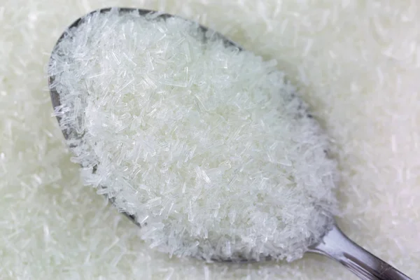 Macro texture of spoon full of MSG flakes, Monosodium glutamate, sodium salt — Stock Photo, Image