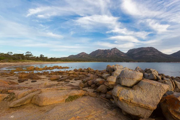 Freycinet Milli Parkı plaj. Tehlikeleri Sıradağları, Tazmanya, Avustralya manzaralı büyük Granit kayalar — Stok fotoğraf