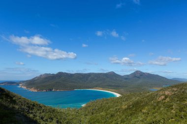 Bardağı Bay Freycinet Milli Parkı'nda turkuaz suları üzerinde göster