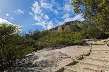 İyi yapılmış yol için bardağı Bay, Freycinet yürüyüş yürüyüş yolu izlemek