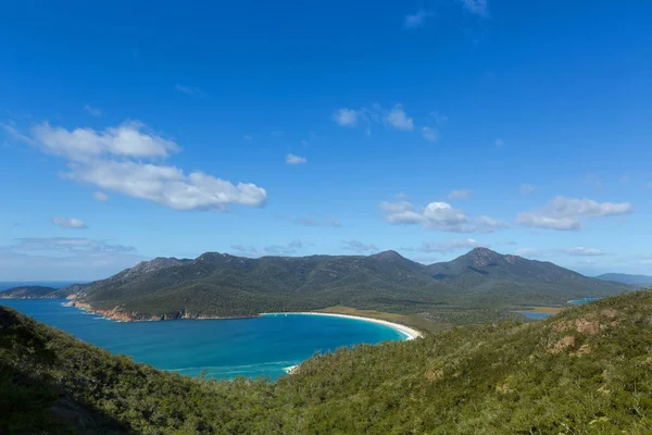 View over turquoise waters of Wineglass Bay in Freycinet National park — Stock Photo, Image