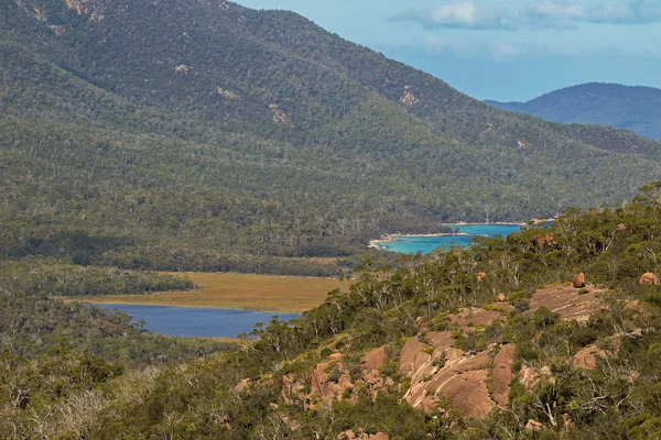 Närbild av turkosa vattnet i löfte viken intill Wineglass Bay, Tasmanien — Stockfoto