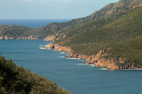 Närbild av steniga havsstrand Wineglass Bay i Freycinet National park — Stockfoto