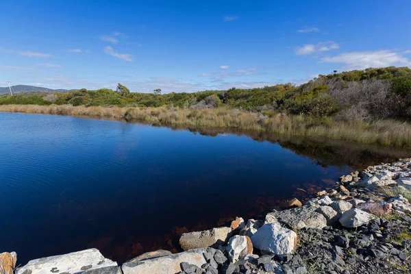 Duże laguny wzdłuż Rd. ogrody przylegające Bay z pożarów przybrzeżnych rezerwy w Tasmanii — Zdjęcie stockowe