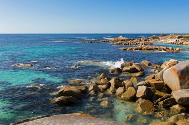 Bay ateş Tasmania, kayalık sahil şeridi, Tasmania içinde taşlara sıçramasına dalgalar