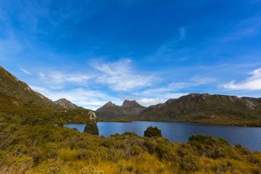 Cradle Mountain arka planda, Tazmanya ile buttongrass moorland arasında güvercin Gölü