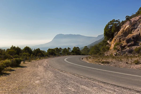 Eğrisi Güney tarafı Mt Roland, Tasmania puslu manzaralı curvy Olivers yola — Stok fotoğraf