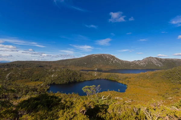 Lake Lilla i Lake Dove, w otoczeniu zielonych gór Cradle Mountain, Tasmania — Zdjęcie stockowe