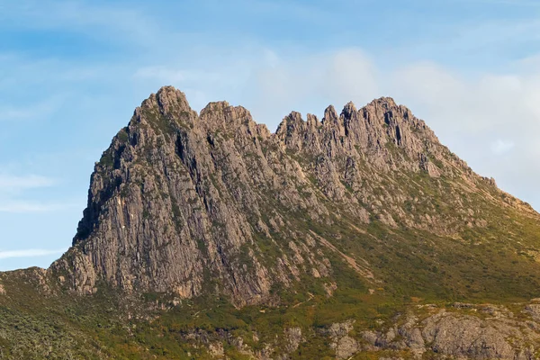 Doleriet van cradle mountain. Ruige bergtoppen van de top van de Weindorfers toren, Tasmanië — Stockfoto