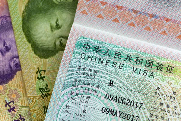 Aprobado China Visa de Negocios (Visa M) en moneda china Yuan billetes de dinero —  Fotos de Stock
