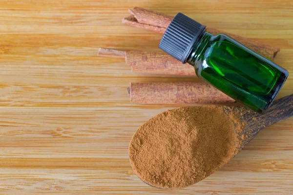 Pure Cinnamon essential concentrate oil extract in green bottle — Stock Photo, Image