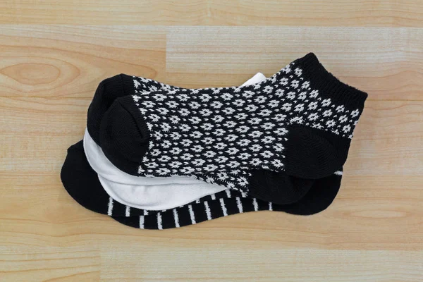 Új tiszta pár vastag kényelmes boka zokni-fekete-fehér minták — Stock Fotó