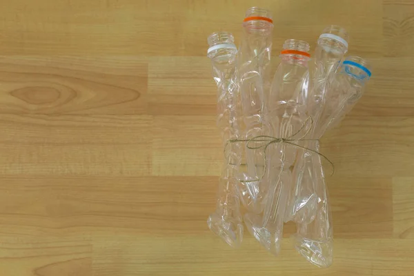 Opróżnione do recyklingu butelek plastikowych mineralnej wody gazowanej powiązane ze sobą — Zdjęcie stockowe