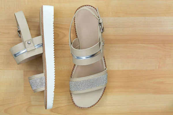 Klasické ploché sandály v béžové barvě s krásnou diamantovou jako šumivé lesk trumfl popruhy — Stock fotografie