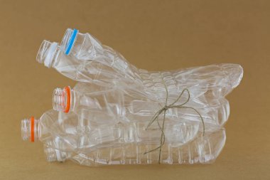 Boşalttı geri dönüşümlü plastik mineral soda su şişeleri dolu gösteriyordu