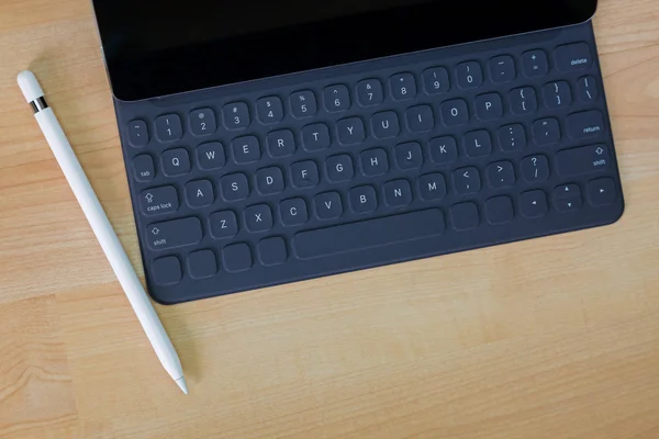 Czarny pro tablet komputer połączenie na przenośna klawiatura obok biały ołówek — Zdjęcie stockowe