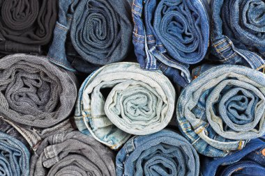 Portre mavi kot pantolon, koyu mavi kot pantolon haddelenmiş