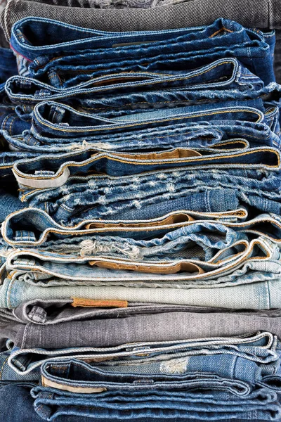Stapel mit blauer Jeanshose Textur, dunkelblaue Jeanshose mit Bund — Stockfoto
