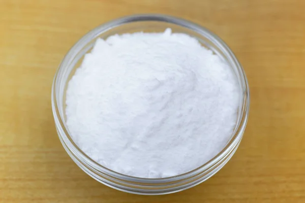 Bowl of baking soda powder on wooden background, used as cleaning solution — Stock Photo, Image