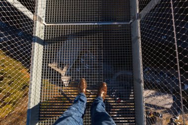 Kahverengi deri ayakkabı Highline179 dünyanın en uzun Asma Yaya Köprüsü üzerinde yürüyüş