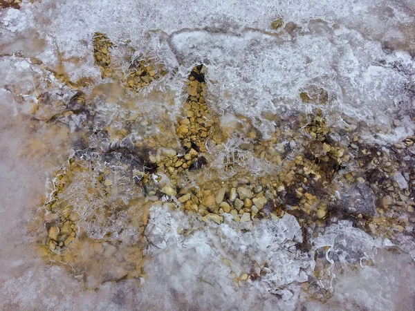 Κατεψυγμένο φύλλο του πάγου, σχηματίζοντας στην επιφάνεια του ρέει νερό κρύο ποτάμι — Φωτογραφία Αρχείου