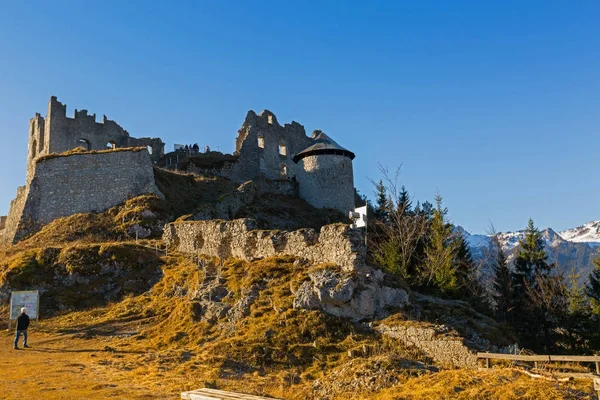 People standing at Ehrenberg Castle ruins from the south side in Reutte in Tyrol, Austria — Stock Photo, Image