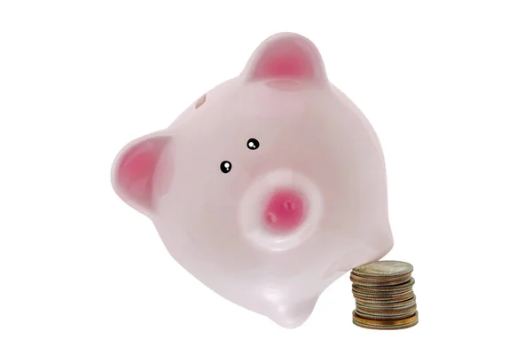 可爱的粉红色的小猪银行站在倾斜的位置上, 一条腿在堆栈上的美国硬币 — 图库照片