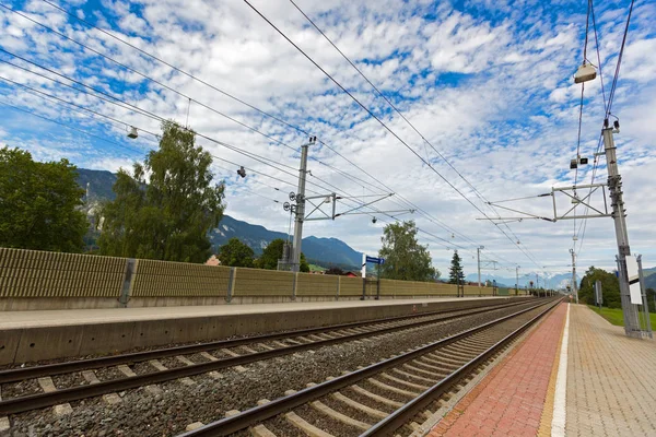 Train tracks at Rattenberg - Kramsach train station in Rattenberg, Austria — Stock Photo, Image