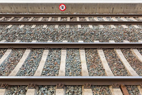 Train tracks at train station with crossing forbidden sign in Rattenberg, Austria — Stock Photo, Image