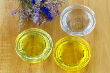 Hindistan cevizi yağı, Jojoba yağı, hintyağı preslenmiş kase farklı organik petrol - soğuk