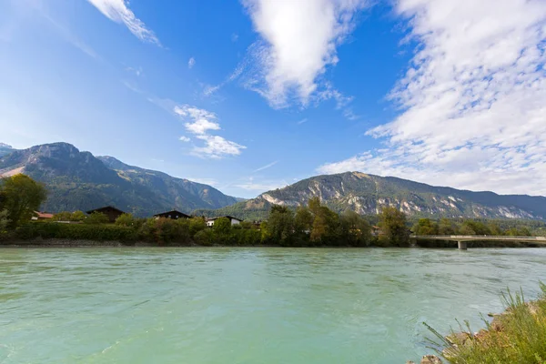 Rio Inn com grande montanha, céu azul no fundo, em Rattenberg, Tirol, na Áustria — Fotografia de Stock