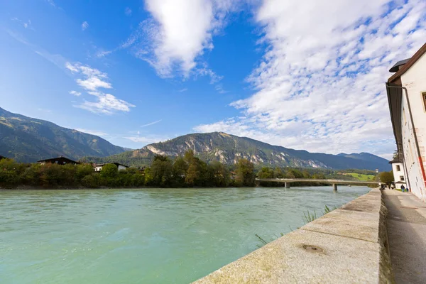 Вид на реку Инн вдоль променада Инн на фоне гор, Австрия — стоковое фото