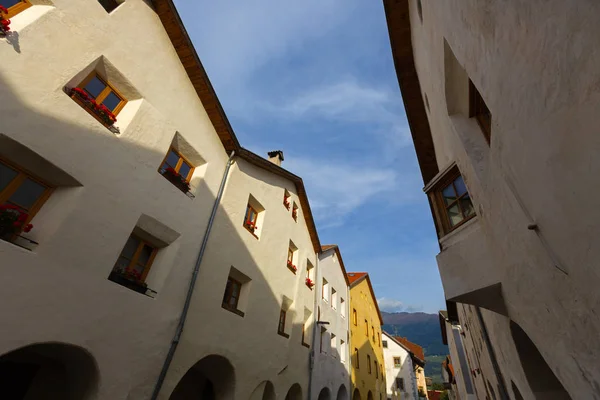 Vecchi e bellissimi edifici con porticato a Glurns, Italia. Dettaglio architettonico a Laubengasse, Italia — Foto Stock