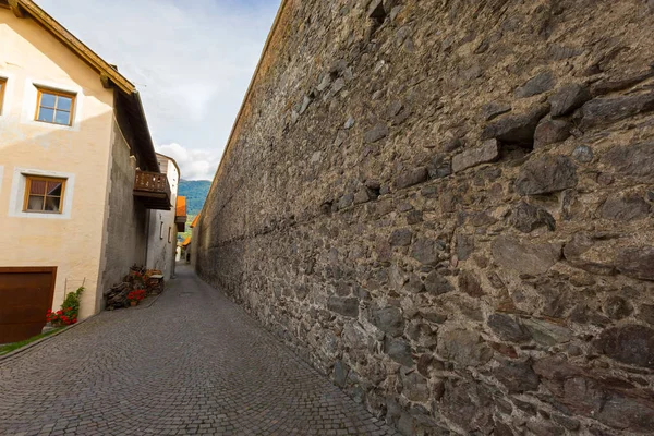 De bestaande stadsmuur in Glurns, Zuid-Tirol, Italië. Gebouwd door keizer Maximiliaan — Stockfoto