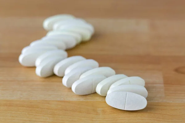 Ovale Calcium Magnesium vitamine tabletten ter voorkoming van osteoporose — Stockfoto