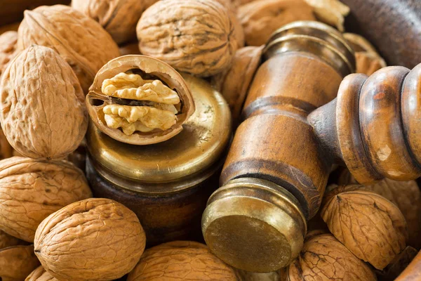 Walnuts in vintage wooden nut bowl with brass Nutcracker gavel hammee — Stock Photo, Image