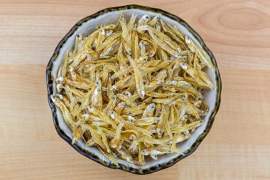 Kurutulmuş hamsi seramik kase. Hamsi küçük balık, üstten görünüm