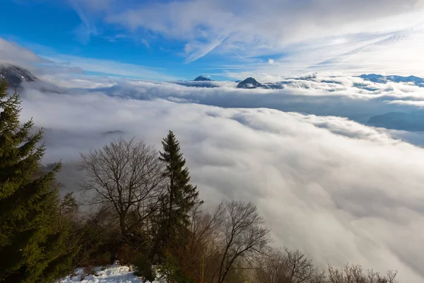 Bergtoppen Alpen boven lagen van wolken drijven in Oostenrijk — Stockfoto