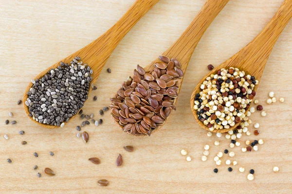 Semi di chia essiccati, semi di lino, semi di quinoa su cucchiaio di legno — Foto Stock