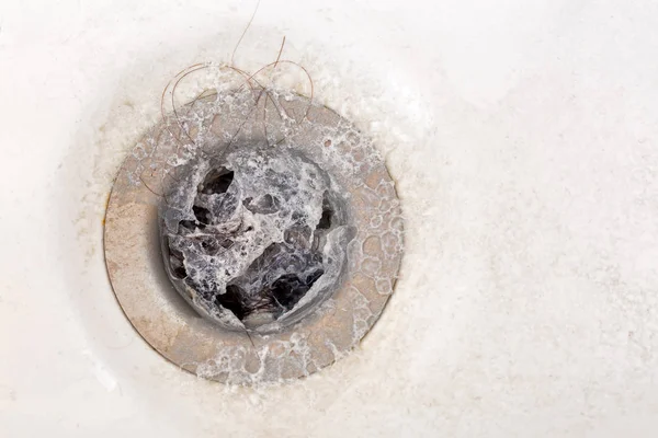 Grasa húmeda, caída del cabello, acumulación de residuos, obstrucción del desagüe del baño de ducha —  Fotos de Stock