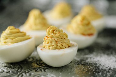 Füme biber ile ev yapımı baharatlı yumurtaların yakın görünümü