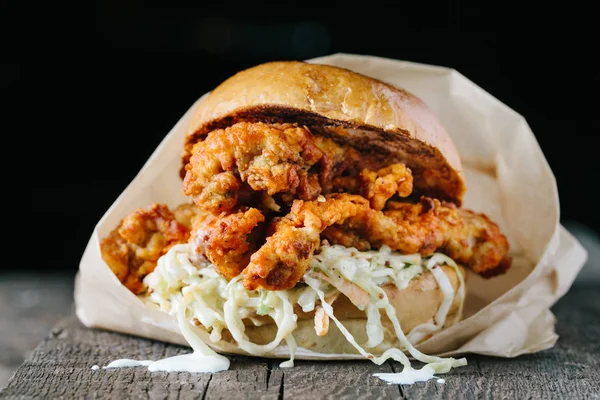 Vista Cercana Del Sándwich Pollo Crujiente Frito Con Ensalada Col —  Fotos de Stock