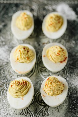 Kırmızı biberli güney baharatlı yumurta.