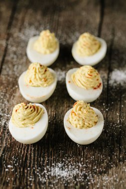 Tahtada tütsülenmiş kırmızı biberli ev yapımı yumurta.