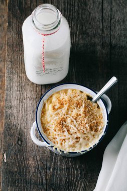Güney usulü fırında fırında makarna ve bir şişe süt.